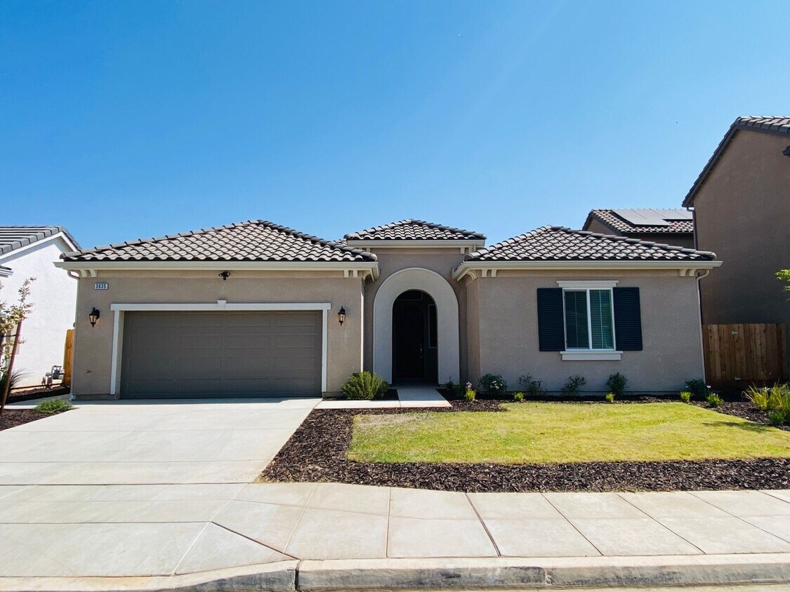 Foto principal - $2,495 Leonard & Ashlan, 3 Bedroom Home - ...