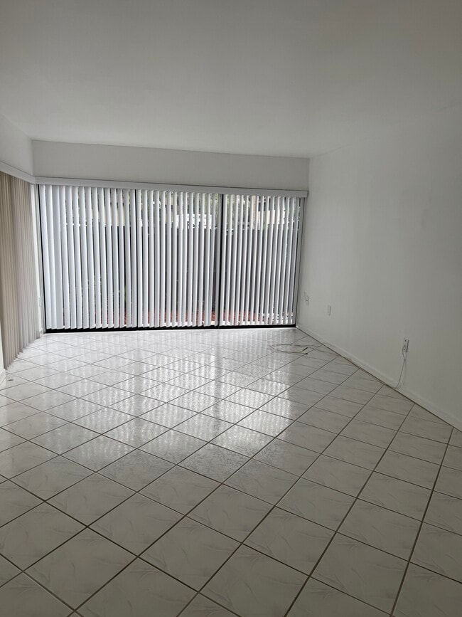 Building Photo - 895 N Village Dr