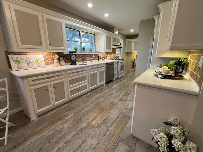 Building Photo - 5619 Libbey Dr