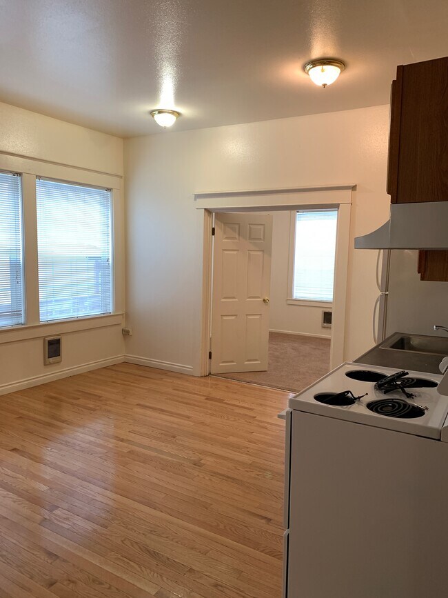 Entry - 2404 N Vancouver Ave