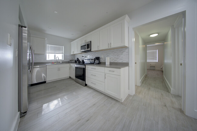 Building Photo - 4548 SW 24th Ave