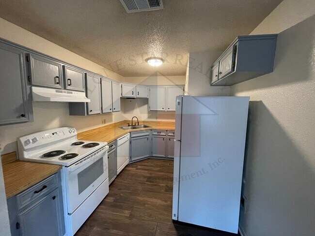 Building Photo - 514 S 58th St, Apt A- 3BD, 2BA, 1140 Sq Ft!