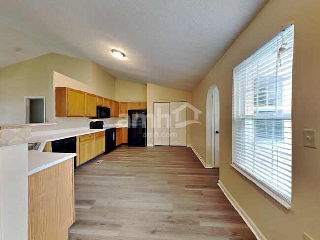 Foto del edificio - 5691 Levi Kramer Blvd