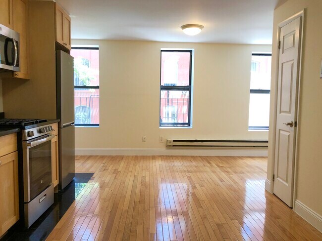 Building Photo - 273 Mott St