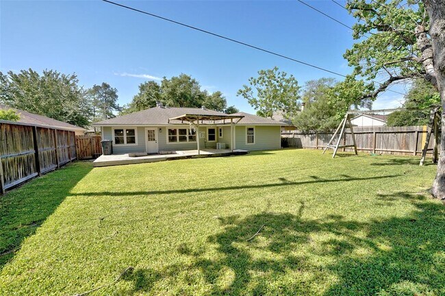 Building Photo - 16722 Maplemont Dr