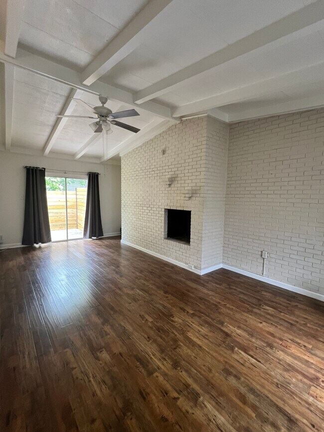 Living room - unfurnished view - 852 Chevy Chase Dr
