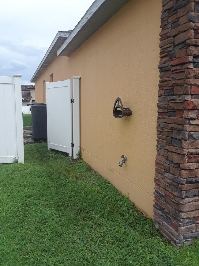 Foto del edificio - Spacious 4-Bedroom Home in Poinciana!
