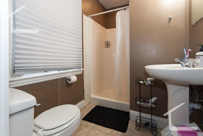Building Photo - Huge 4 bed in Allston