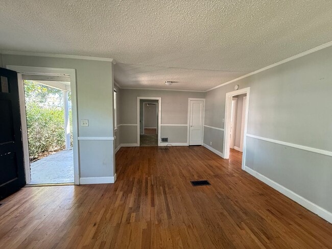 Photo - Pet-Friendly 3-Bedroom Home with Fenced Ya...
