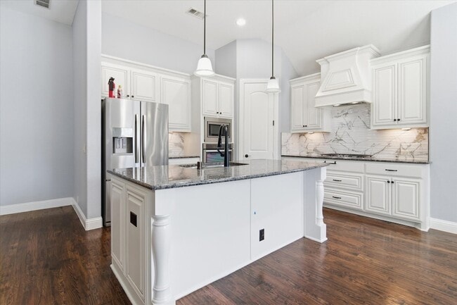 Building Photo - 2324 Lynbridge Dr