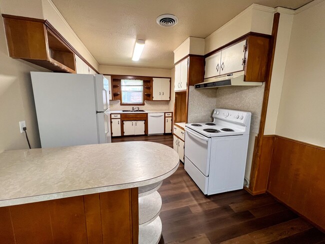 Building Photo - Newly Remodeled Nice 3Bed/2Bath Home
