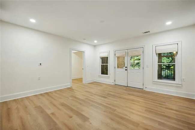 Building Photo - 2262 Meadowvale Dr NE