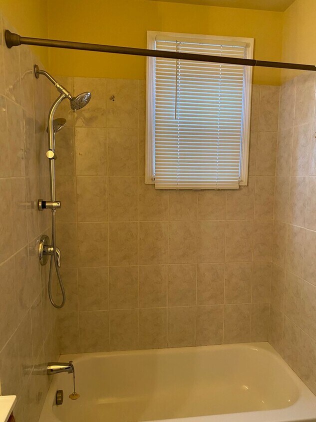 Foto principal - Spacious Rooms! Hardwood Flooring Througho...