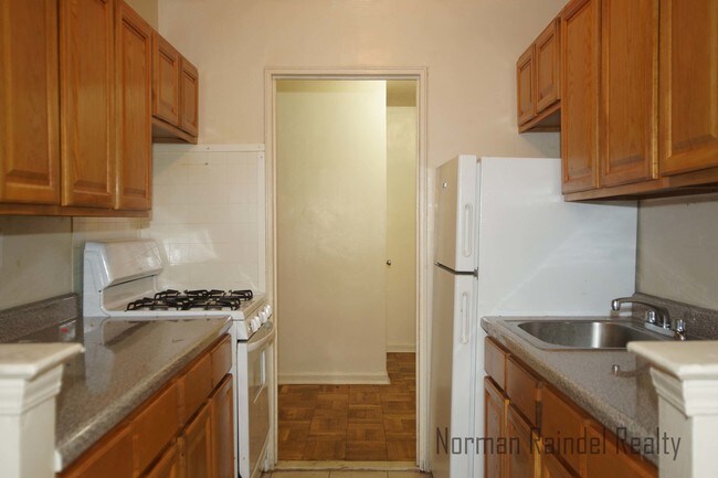 Building Photo - 1545 Rhinelander Ave