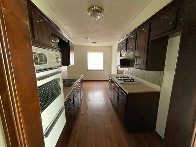 Building Photo - 3 bed, 1 1/2 bath, 2 car garage