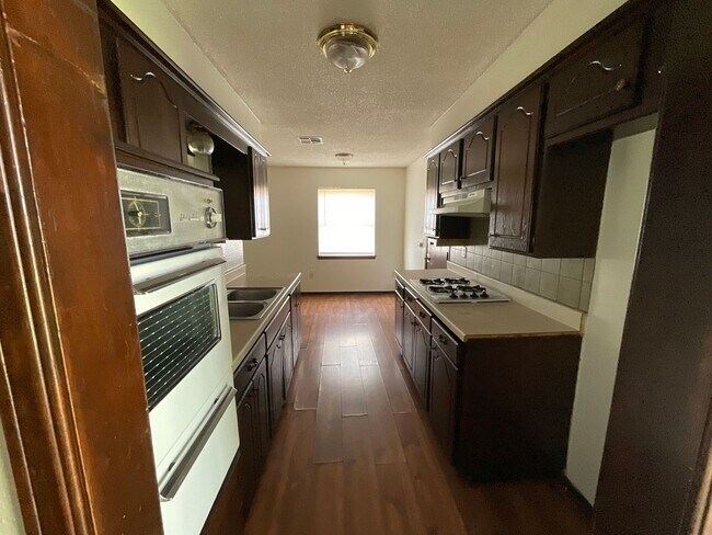 Foto del edificio - 3 bed, 1 1/2 bath, 2 car garage