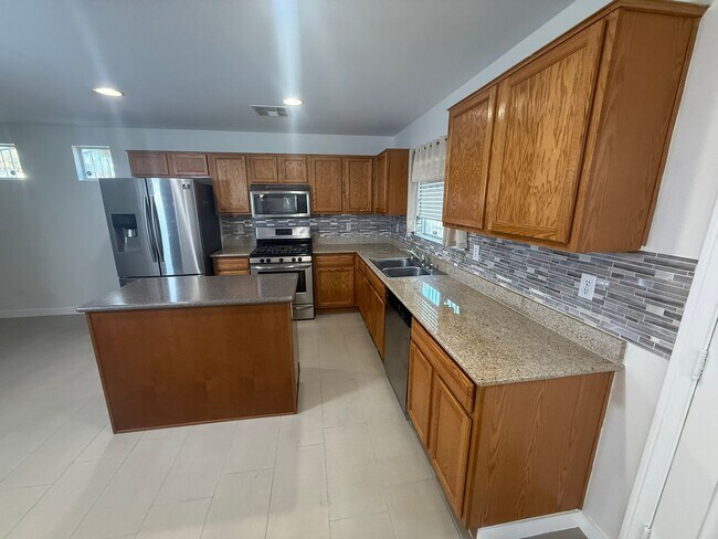 Building Photo - Charming home located near Nellis Blvd & Lake Mead Blvd
