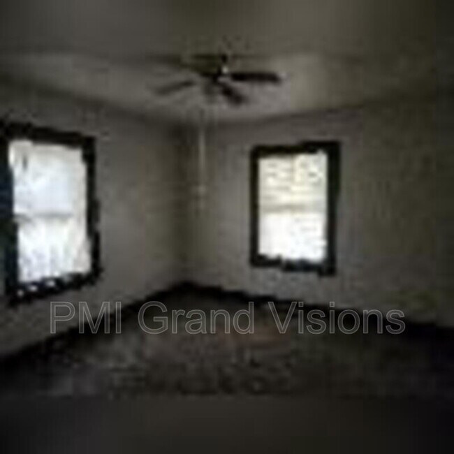 Building Photo - 2055 E Prairie Ave