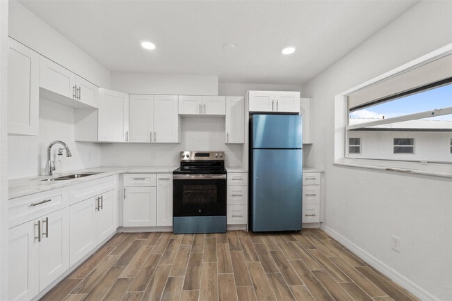 Building Photo - 1301 Emerald Terrace