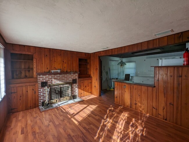 Building Photo - Lovely 2/1 home with beautiful natural wood interior