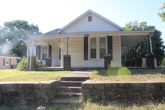 Building Photo - 1231 Kickapoo St