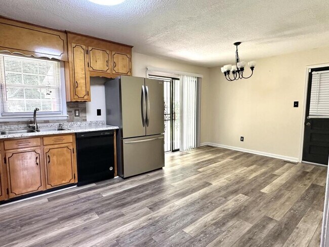 Building Photo - 246 Azalea Dr