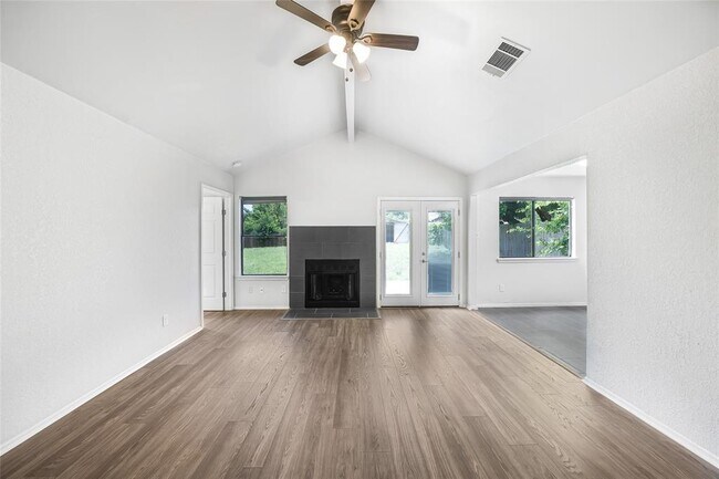 Building Photo - 914 Peggotty Pl
