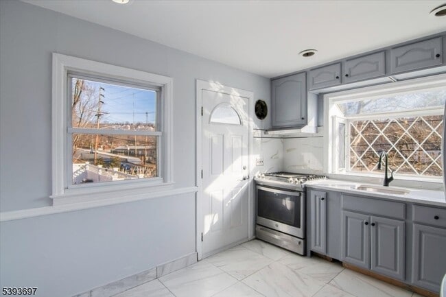 Foto del edificio - 301 Riverview Rd