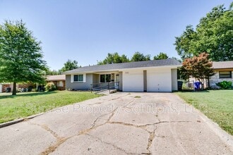 Building Photo - 1332 E Brooks St