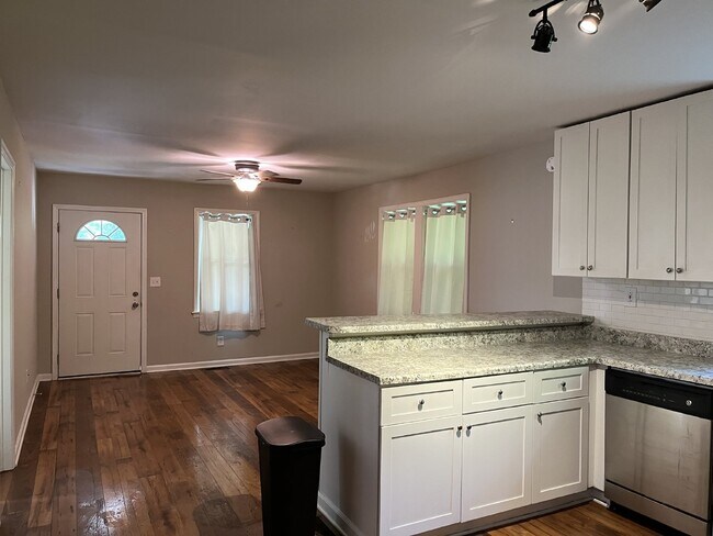 Building Photo - ONE LEVEL 2 BEDROOM 1 BATH MINUTES TO DOWN...