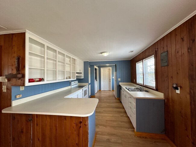 Foto del edificio - 3 BR Home with Large Yard & 2-Car Garage in Hampstead