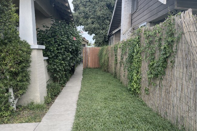 Building Photo - 1625 1/2 W 55th St