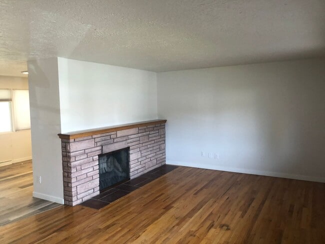 Building Photo - Beautiful Northside 3 Bedroom 2.5 Bath near the Indian Trail!