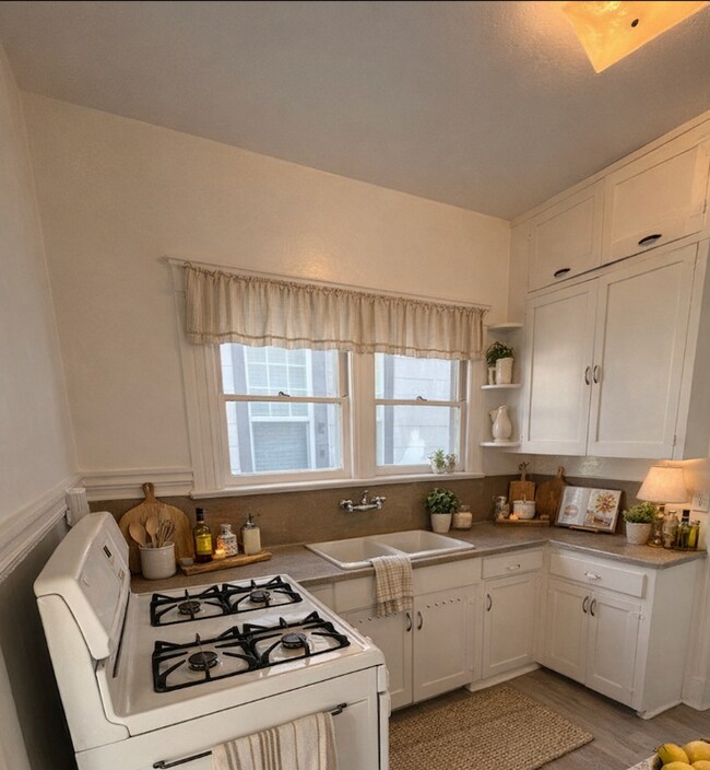 Building Photo - 127 S B St