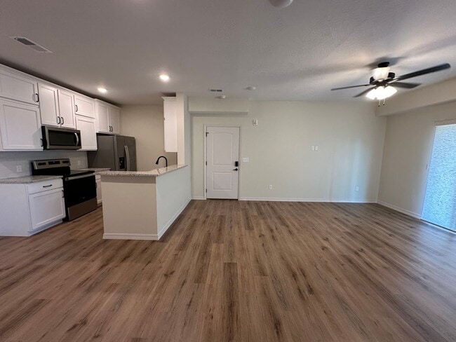 Building Photo - Golf Quarters - GQ 302