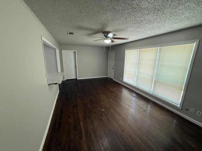 Building Photo - 3128 Lakeland St