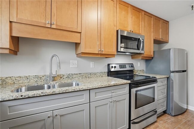 Building Photo - 215 Winding River Dr