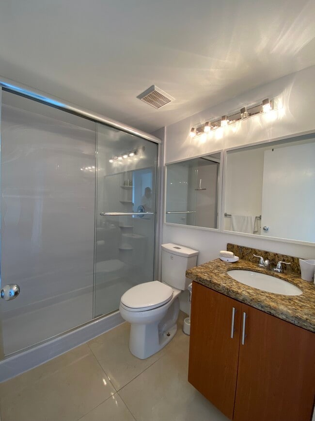 Foto del edificio - 3300 NE 192nd St