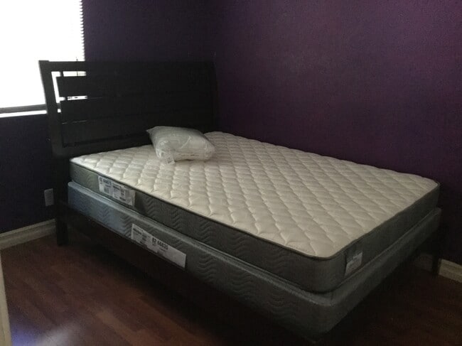 Building Photo - 553 Park Shadow Ct