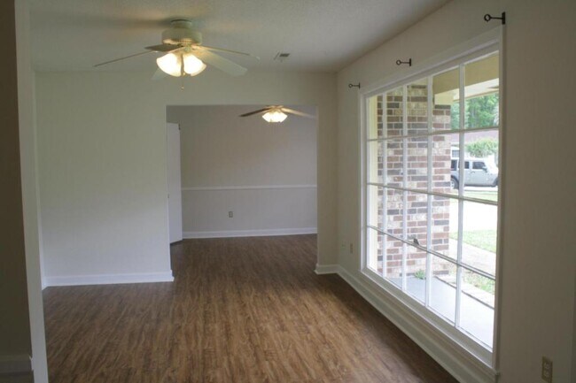 Building Photo - 2070 Dogwood Rd
