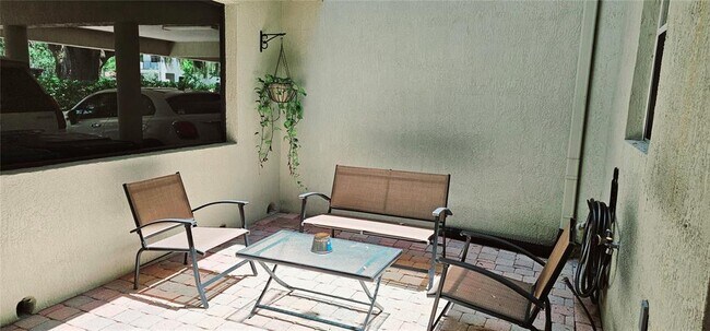 Foto del edificio - 1147 Delaney Ave