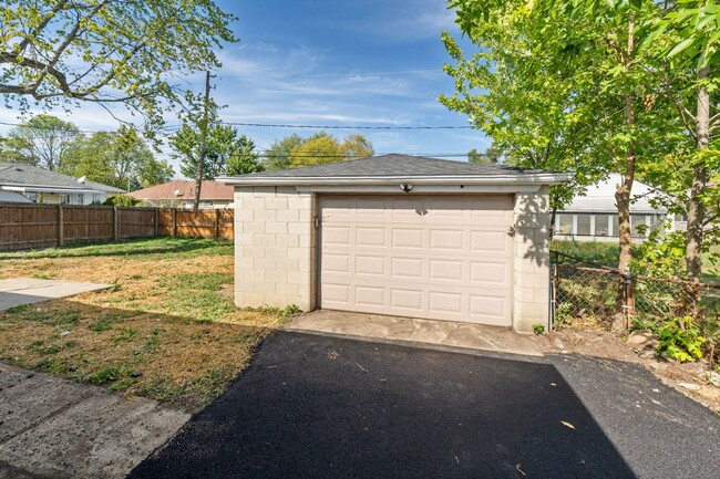 Building Photo - Charming Ranch Home in Brookshire Park — 3...