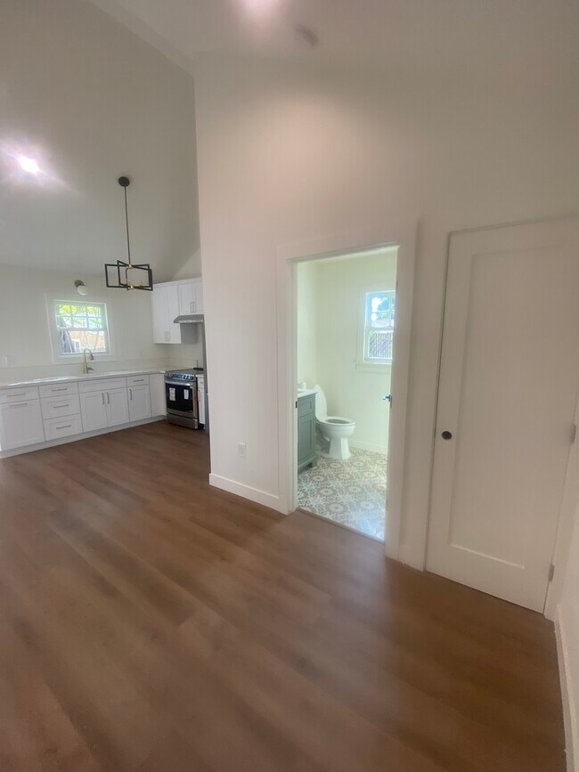 Foto del edificio - 1075 E Howard St
