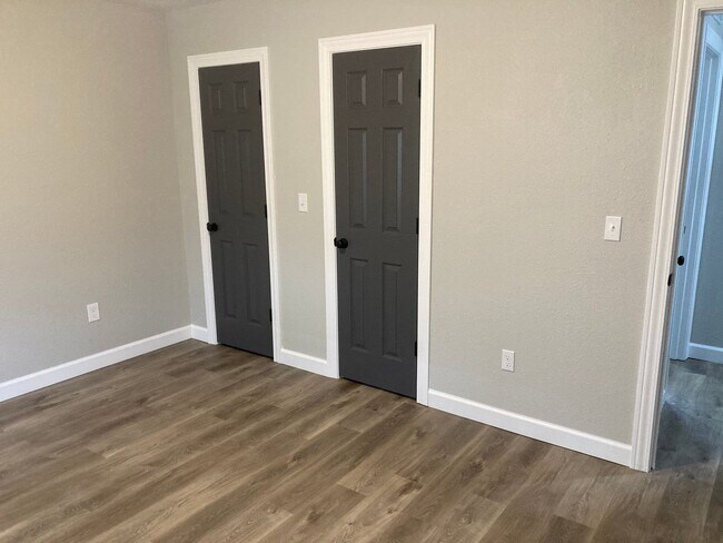 Building Photo - Newly Renovate 2 Bedroom 1.5 Bathroom Town...