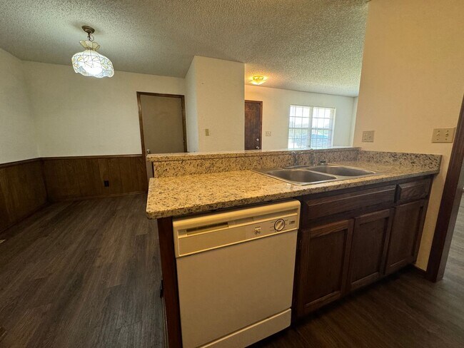 Building Photo - Gorgeous 3 bedroom 2 bathroom duplex