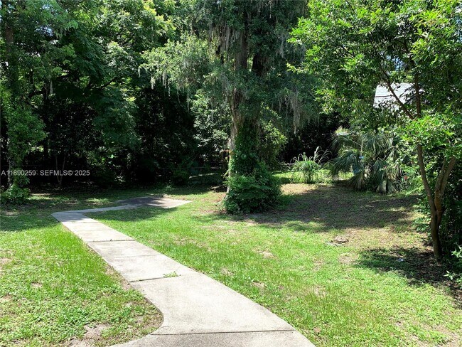 Building Photo - 325 E Plymouth Ave