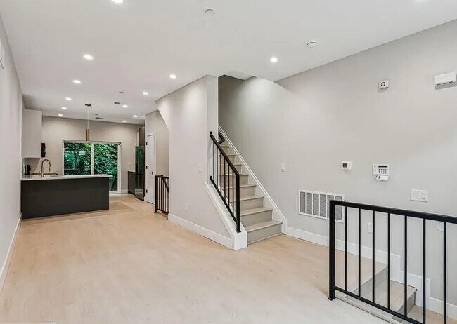 Building Photo - 2139 E Monmouth St