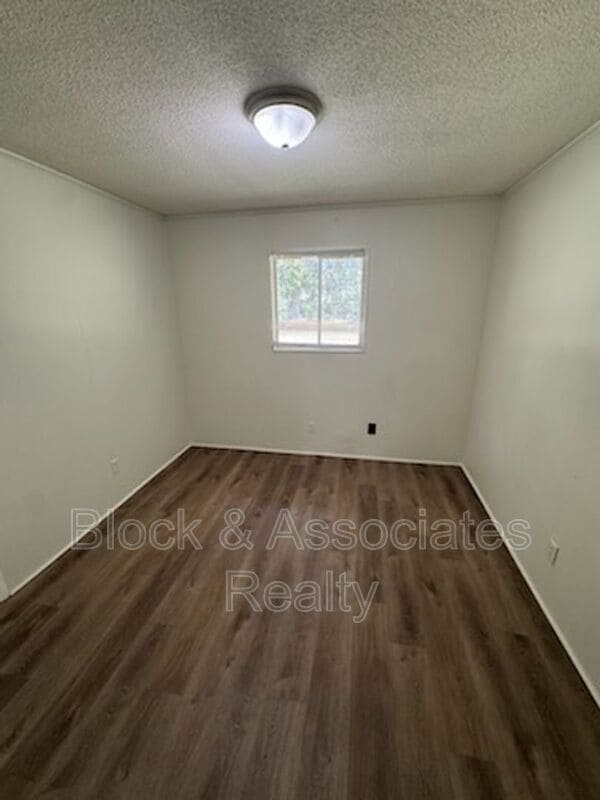 Building Photo - 502 Lake Dr