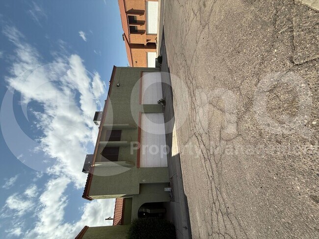 Foto del edificio - 2202 W Glenrosa Ave