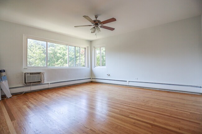 Building Photo - 6727 N Hermitage Ave